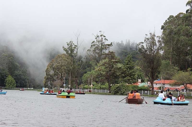 800px-Boating_in_Kodaikanal_Lake_with_Mist.jpg