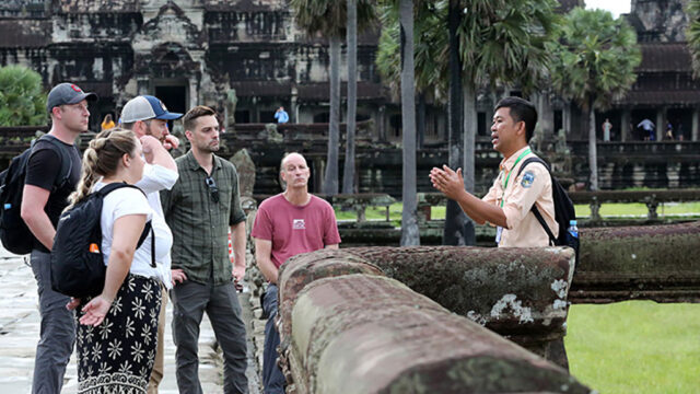 Cambodian-monks-at-the-Bayon-Temple-in-Siem-Reap-2023