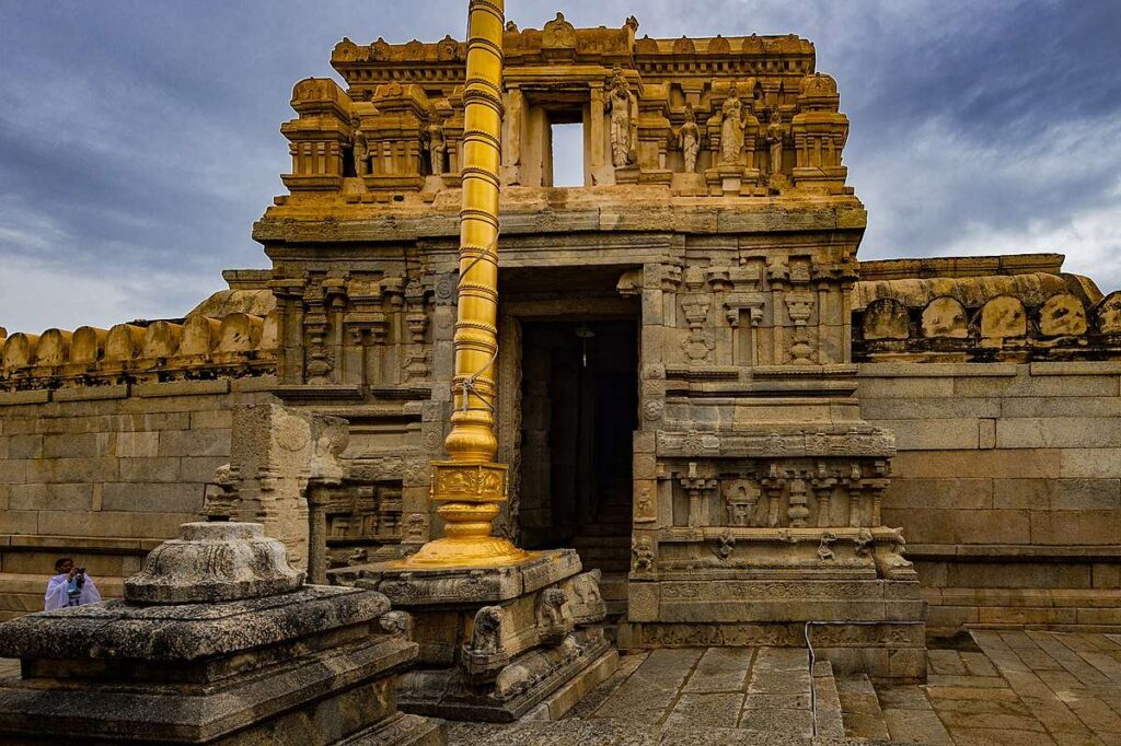Front_side_of_Veerabhadra_Temple_Lepakshi.jpg