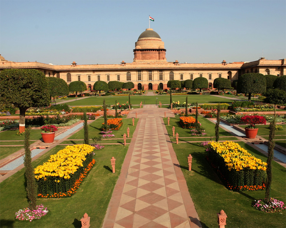What are the general features of Mughal gardens